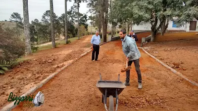 Bizzarri visitando a obra e orientando onde estamos fazendo as guias de pedra na rua onde vamos fazer o calçamento com pedrisco com execução do paisagismo em entrada da Fazenda em Atibaia-SP. 16 de agosto de 2016.