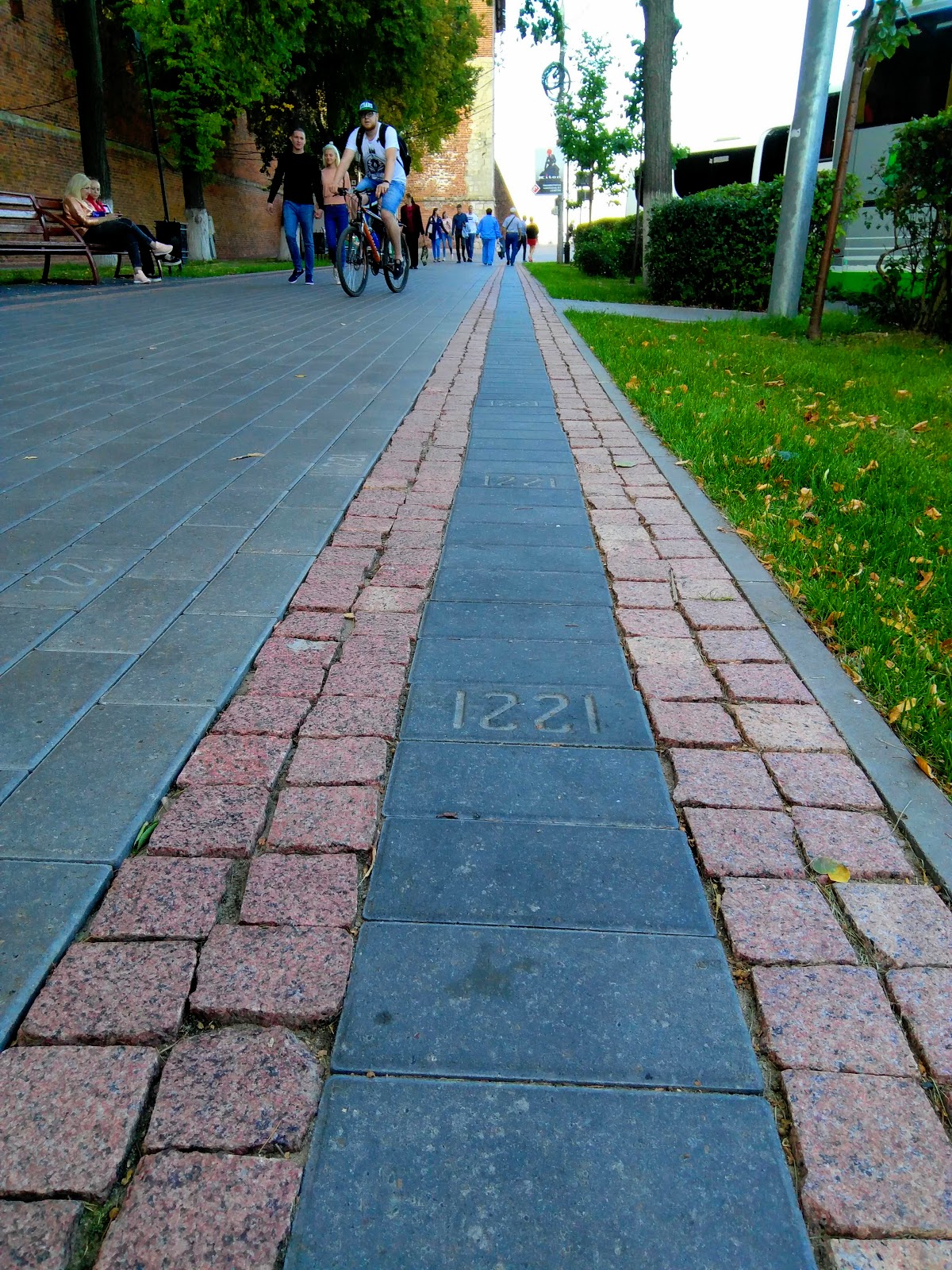 Тротуар это определение. Поребрик и бордюр. Как называется тротуар. Тротуар это определение по пдд. Брусчатка дорога.