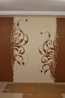 Malowanie grafiki na ścianie w salonie, motywem malowania jest graficzny wzór - esy floresy