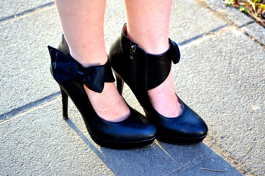 bow heels black