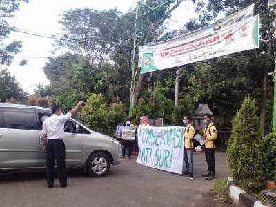 Peringati Hari Bumi, Mahasiswa Lakukan Aksi Blokade Portal Unnes Peringati Hari Bumi, Mahasiswa Lakukan Aksi Blokade Portal Unnes