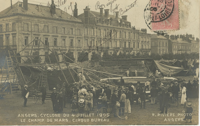 Le cirque Bureau à Anger en 1925 , dévasté par un cyclone