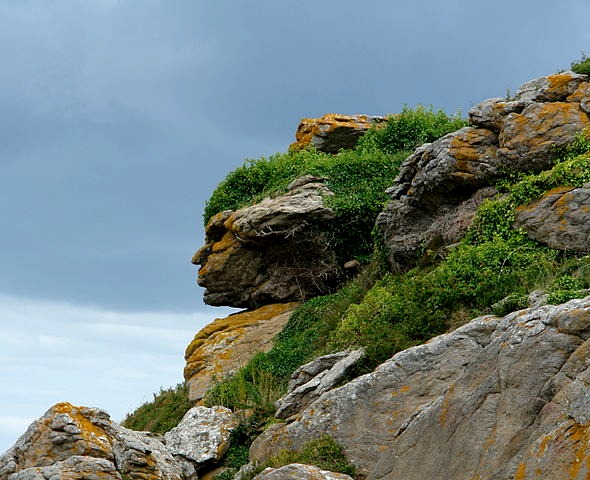 800px-Apache_head_in_rocks_Ebihens_France.jpg