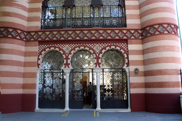 SEVILLA, HISTORIA, ARTE Y TURISMO: EL COSTURERO DE LA REINA