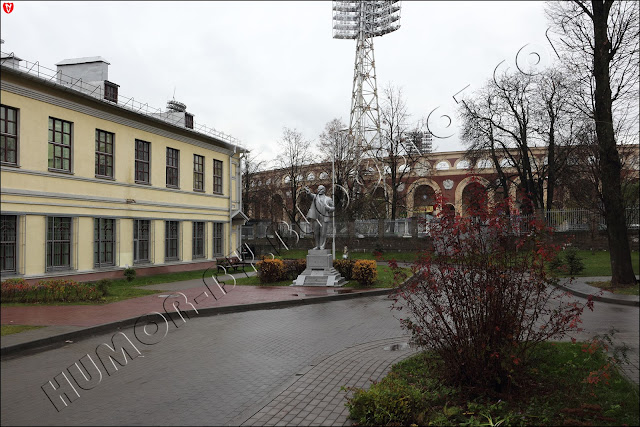 Памятник Ленину в 3 клинике Минска