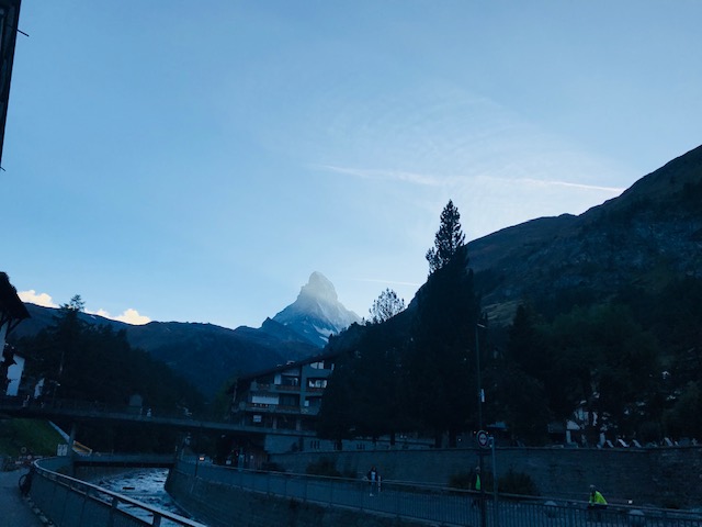 女一人旅、スイスのツェルマットの町から見たマッターホルン