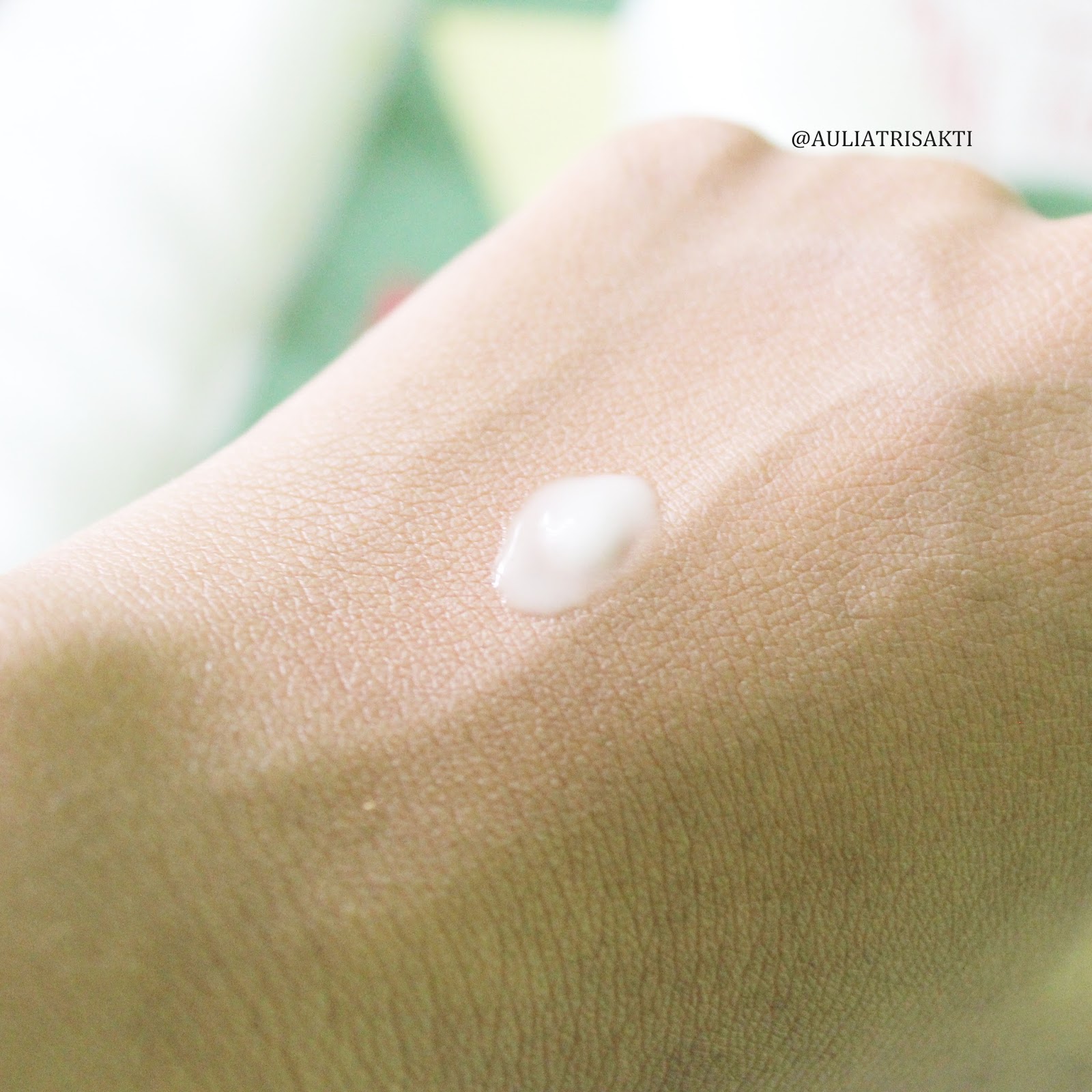 REVIEW EMINA MOIST IN A BOTTLE MOISTURIZER BEKIKA ROOM