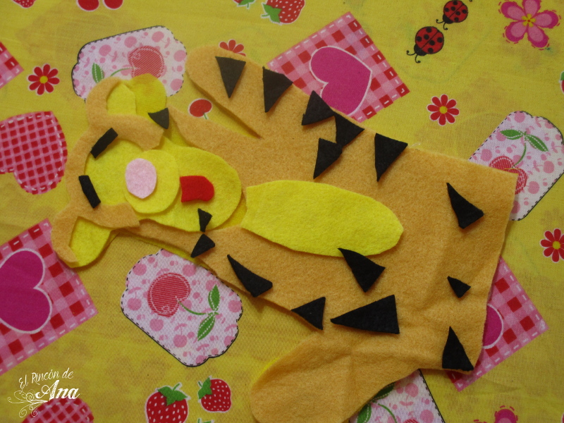 Títeres de mano hechos con fieltro