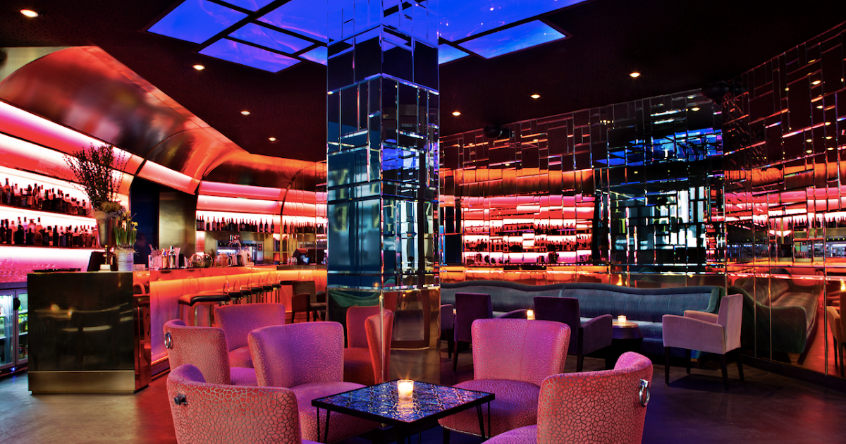 Uptown Um bar num Hotel OS TAIS