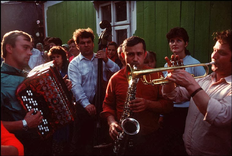 Life in the Soviet Ukraine seen through the eyes of Western photographers  1988 - 99