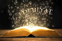Bir kitap üzerinde uçuşan harfler arasında yazan edebiyat sözcüğü