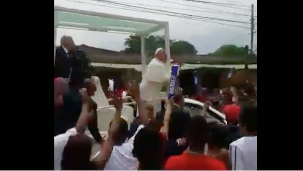 Así fue el golpe del Papa Francisco por frenón del papamóvil (VIDEO) Así fue el golpe del Papa Francisco por frenón del papamóvil (VIDEO)