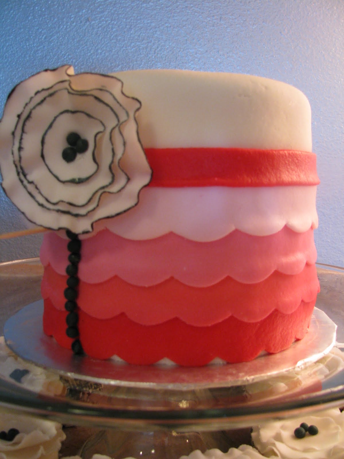 Ardis Cakes Pink Scallop Cake and Cupcakes