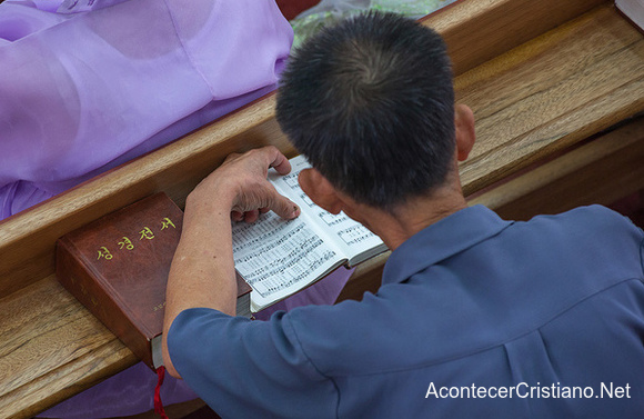 Cristiano norcoreano lee Biblia en iglesia clandestina
