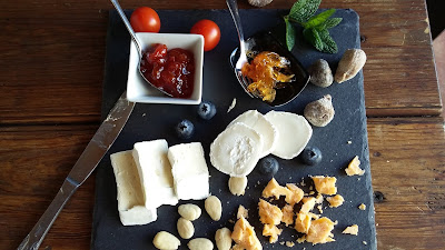 tabla de quesos con mermelada de cebolla y tomates