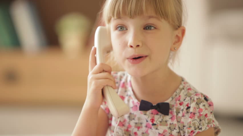 Ис девочки. Девочка is talking. Children talking on the Phone. Kids Phone. Child talk on the Phone.