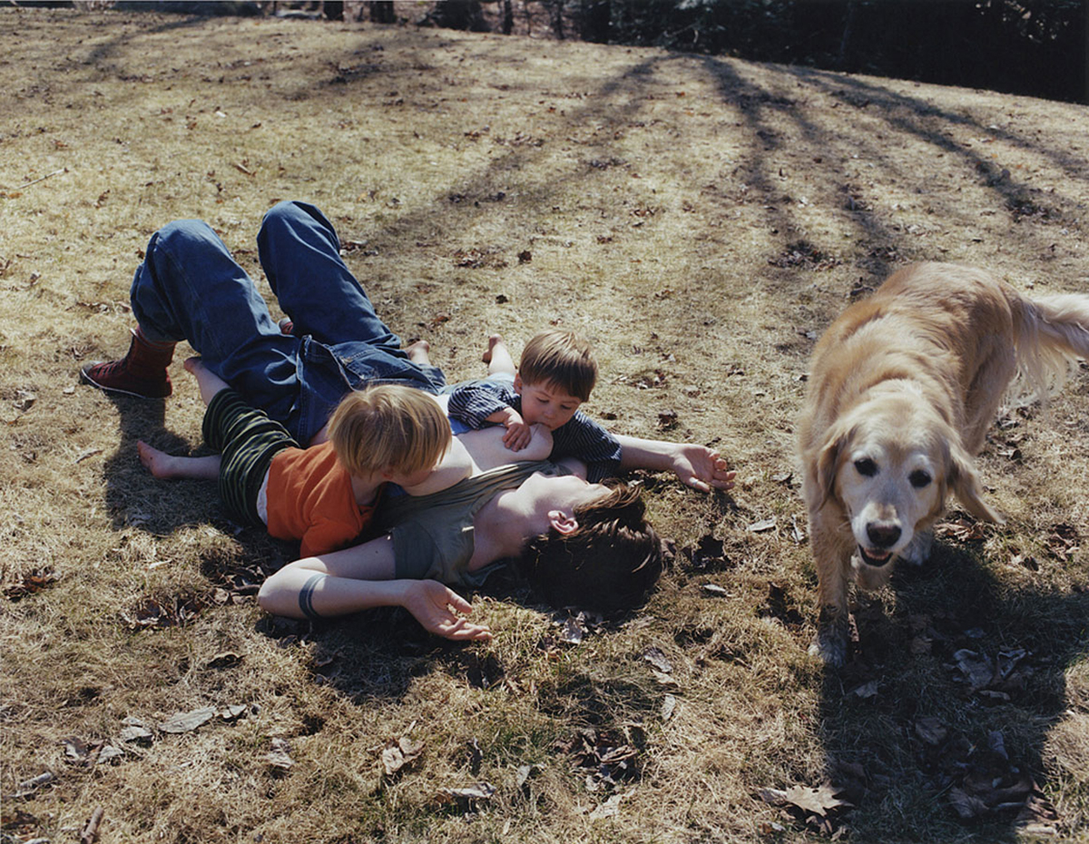 Будет просто не реально. Семья с собакой. Семья с собакой на природе. Фотограф с семьей и собакой приколы. Собачья семья фото.