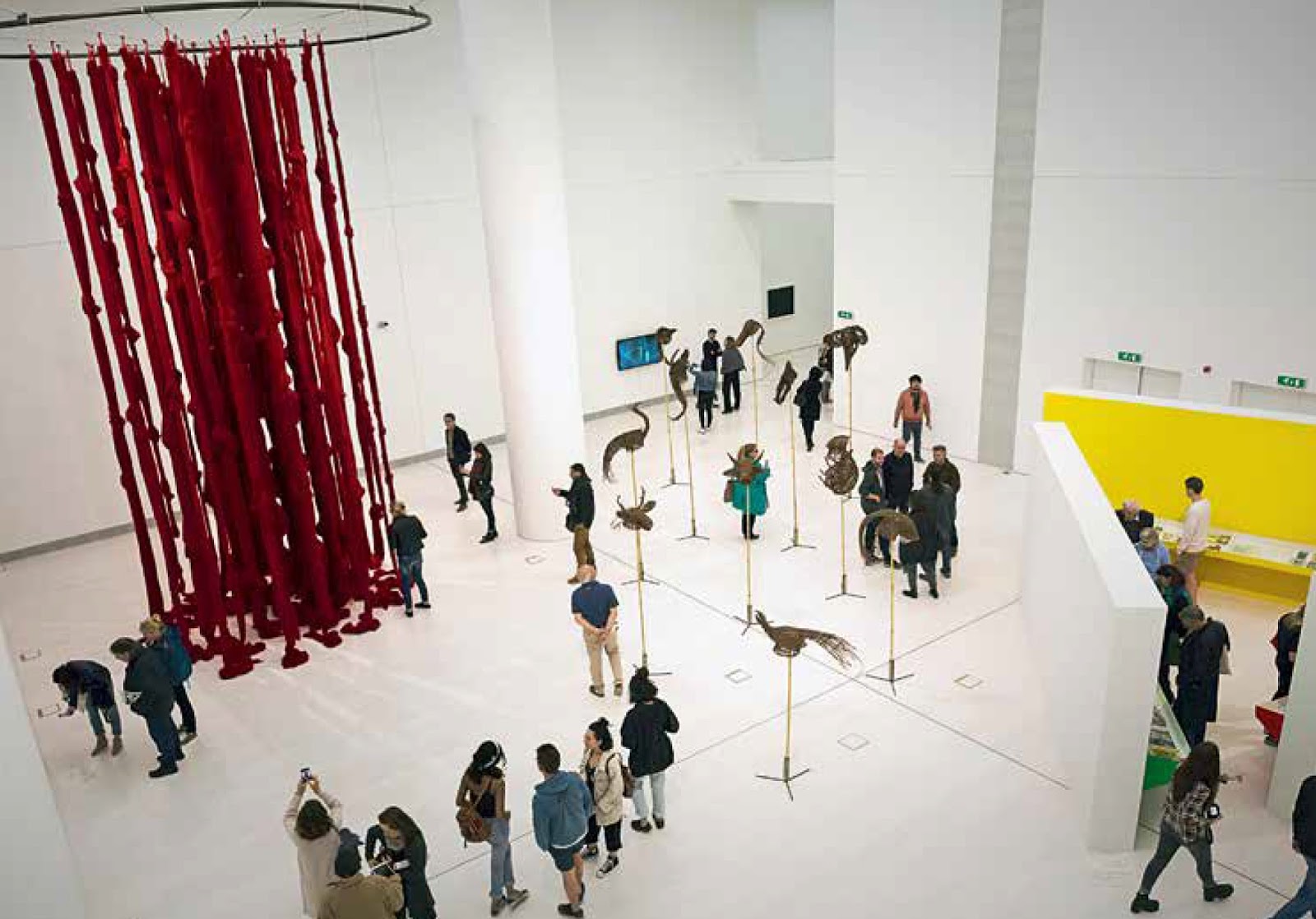 современное выставочное искусство. современного искусства исследование. интерьер галереи современного искусства. современного искусства исследование. произведения современного искусства.