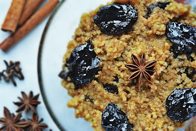 Wigilijna kasza jaglana z suszonymi śliwkami i miodowo-korzennym aromatem