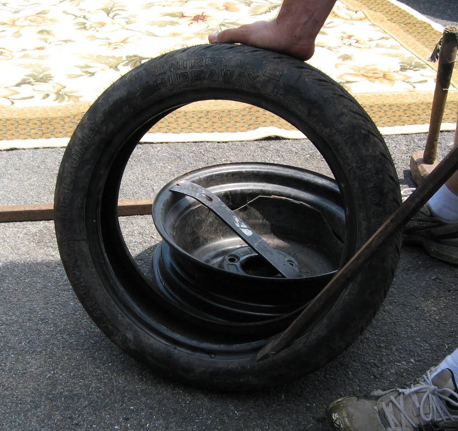 KiwiCranApple Blend How to remove a car tyre without tyre irons