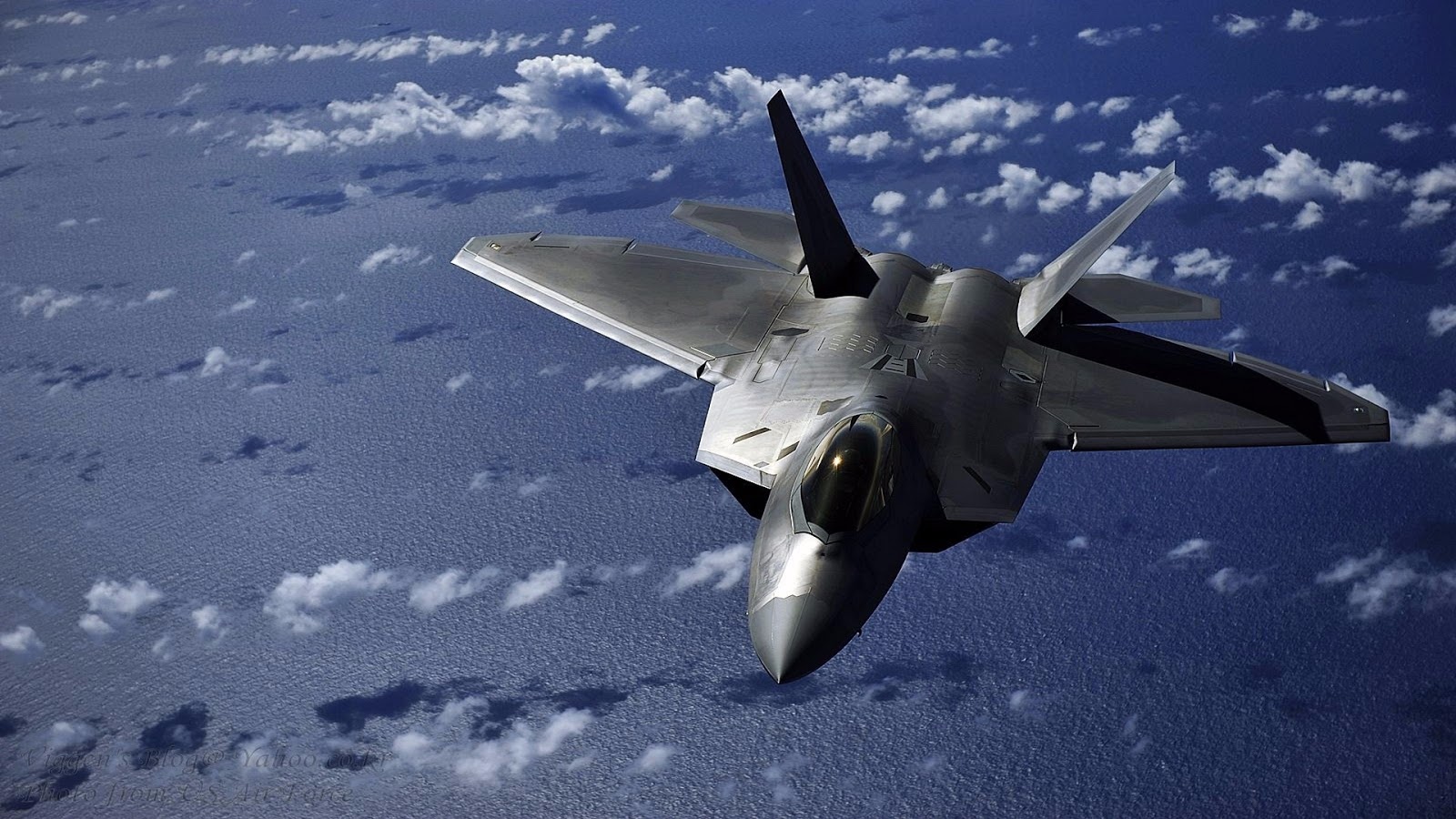 F-22 Raptor of Lockheed Martin Ocean Inflight Aircraft Wallpaper 4035.