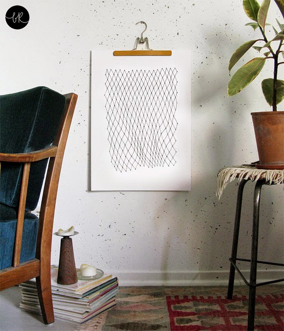 Decora tus paredes con láminas colgadas en perchas