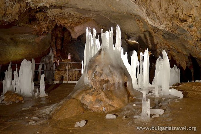 Cueva Ledenika Bulgaria