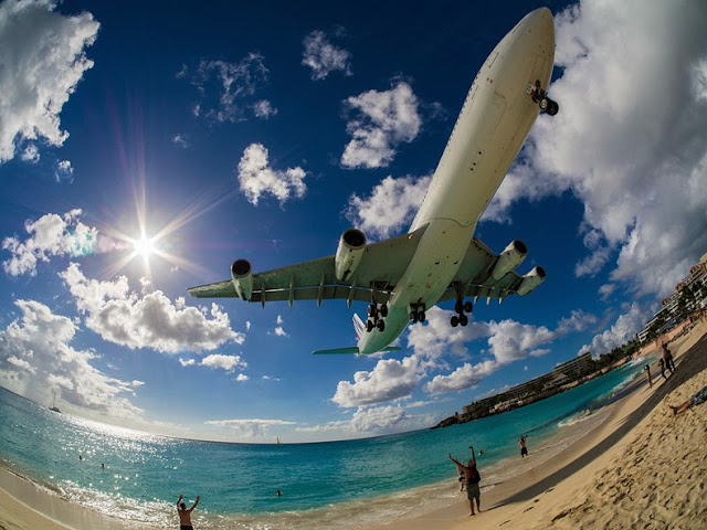 Tocando el avión: aterrizajes extremos en Maho Beach, San Martín