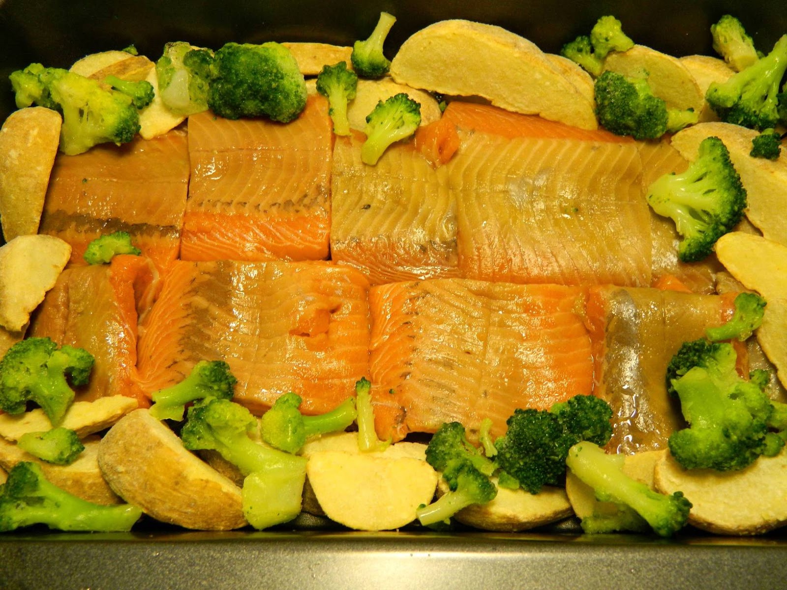 Овощи сочетающиеся с рыбой. Рыба с овощами в духовке. Рыба запечённая в духовке с овощами. Рыба с печеными овощами. Красная рыба с овощами в духовке.