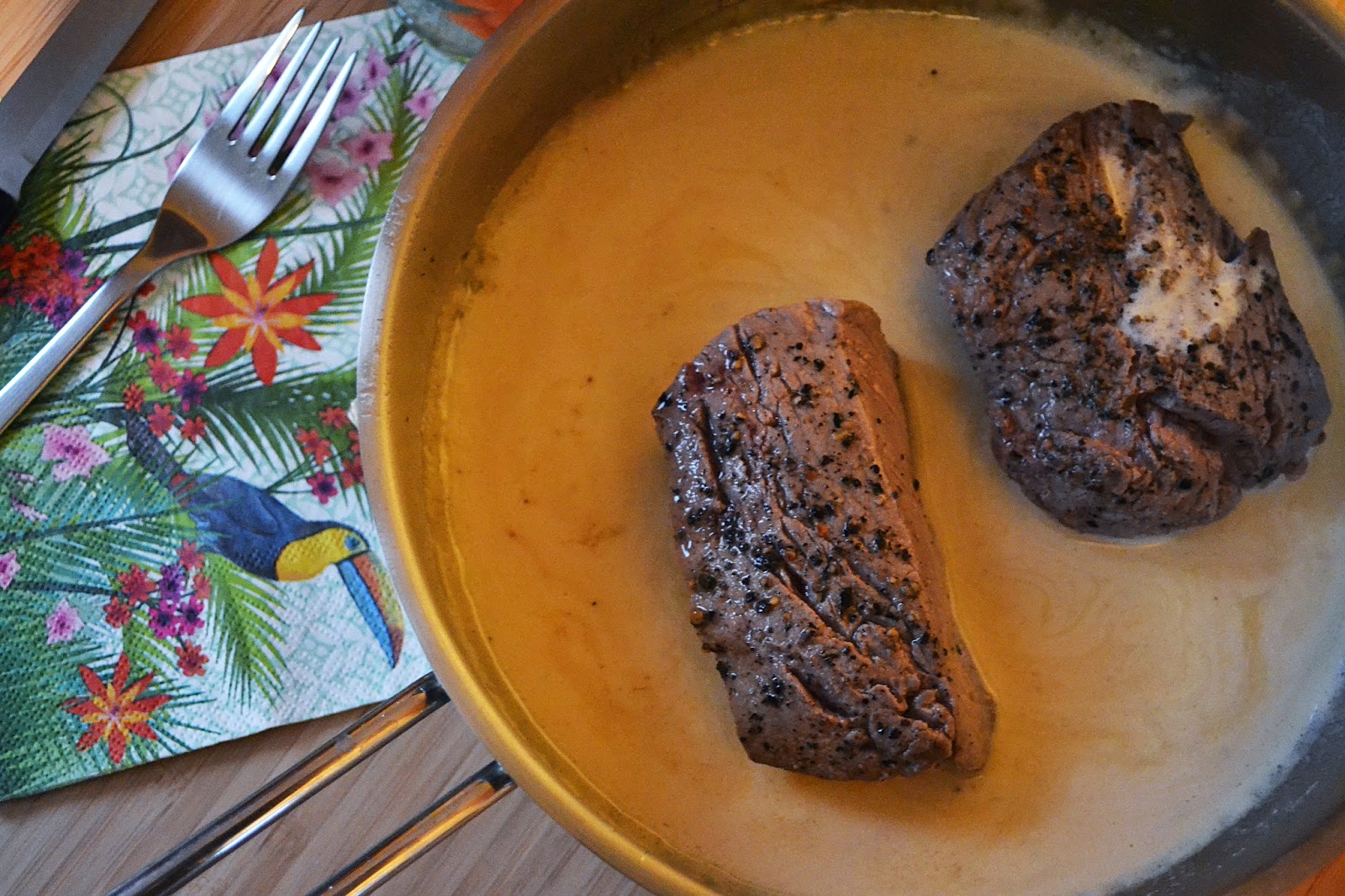 J'ai toujours aimé le jaune moutarde Steak sauce au poivre et whisky