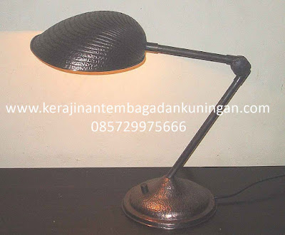 Lampu Meja Tembaga