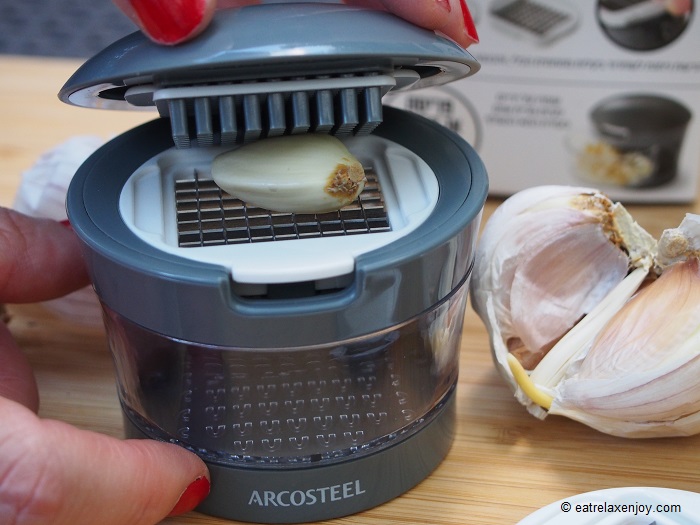 מבשלים בקלות עם שום בשימוש בפורס וקוצץ שום של Arcosteel