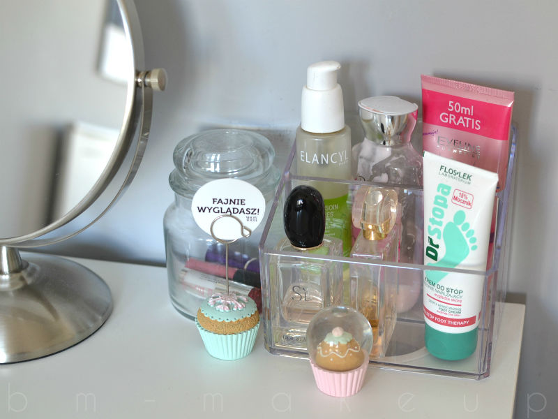 Moje miejsce do makijażu. Akrylowe organizery i lustro z TK Maxx.