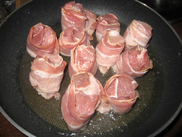 медальоны из фарша с беконом в духовке. вторые горячие блюда  с сырокопченым беконом. мясо свинины в духовке с беконом. рулет из картошки с беконом. свинина рулет с вялеными томатами.