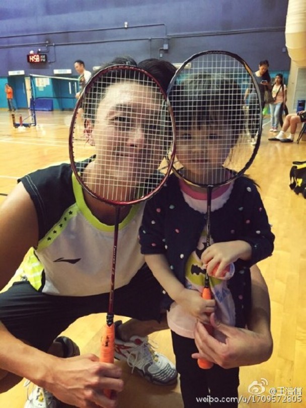 Asian ENews Portal Vincent Wong takes his daughter to play badminton