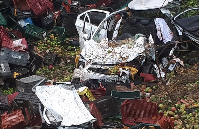 Carga de fruta cai sobre veículo e mata passageiros na BR-316 Carga de fruta cai sobre veículo e mata passageiros na BR-316