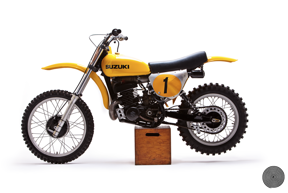 Affiche Vintage Suzuki RN370 1973 Roger DeCoster – Format 18x24 Pouces, Finition Mate, Collection Moto