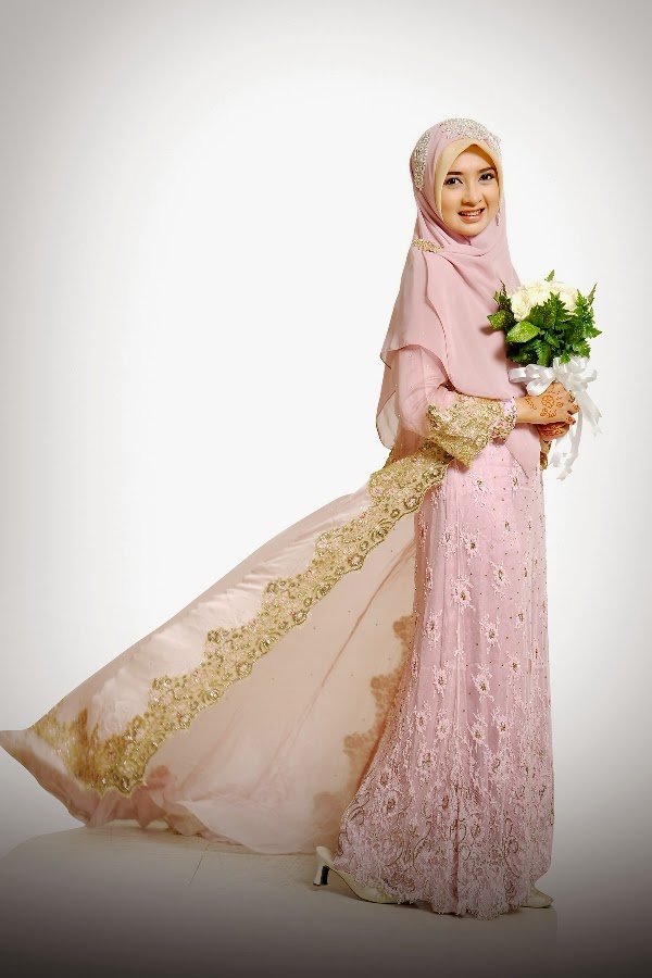 gaun pengantin muslimah pink