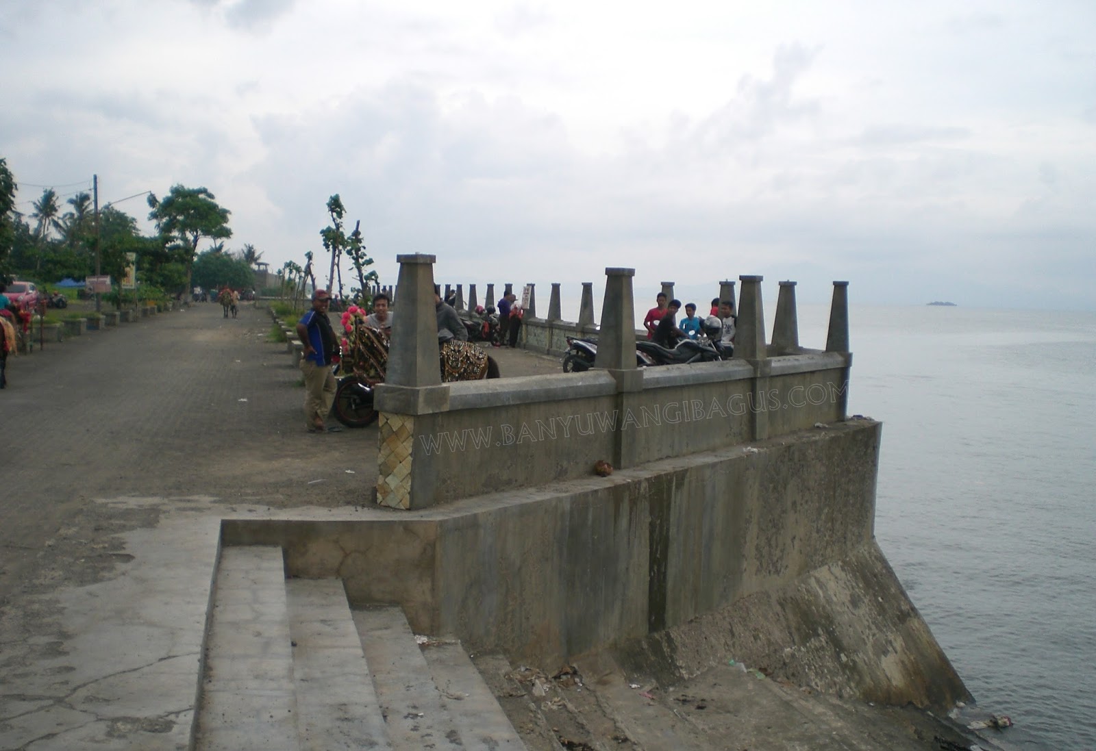 KE PANTAI BLIMBINGSARI, JANGAN LUPA MENIKMATI IKAN BAKARNYA