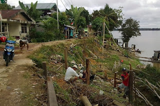 Kades Tinjau Langsung Ke Lokasi Pengerjaan Tanggul Abrasi Jembatan Kades Tinjau Langsung Ke Lokasi Pengerjaan Tanggul Abrasi Jembatan