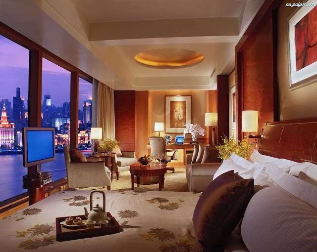 This luxury 5-star Shangri-La Hotel Vancouver provides comfortably appointed accomodations with excellent bathroom amenities, dining outlets with high restaurant ratings.