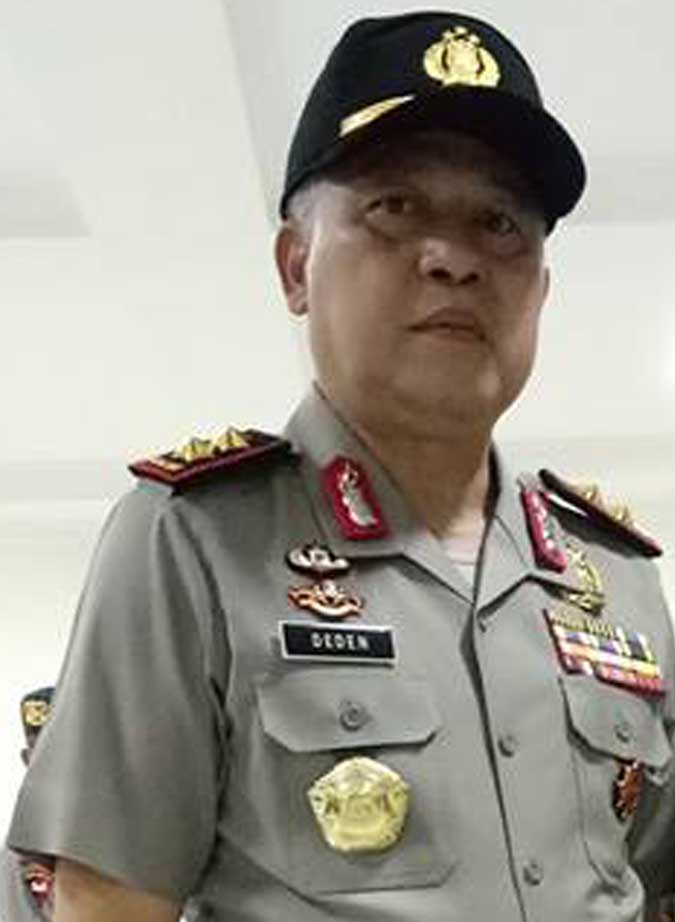 Polda Gandakan Personil Pengamanan Malam Pergantian Tahun Ambon, Malukupost.com - Polda Maluku menggandakan jumlah personil gabungan untuk pengamanan malam pergantian tahun khususnya di Kota Ambon yang akan dihadiri Presiden Joko Widodo bersama Ibu Negara dan rombongan. "Rencananya Presiden bersama Ibu Negara akan bertahun baru di Ambon kemudian ada kegiatan lain berupa takbir akbar di masjid An Nur Batumerah dan ada doa-doa mengharapkan tahun 2018 makin aman dan kondusif serta Maluku makin jaya," kata Kapolda Maluku Irjen Pol Deden Juhara di Ambon, Jumat (29/12).