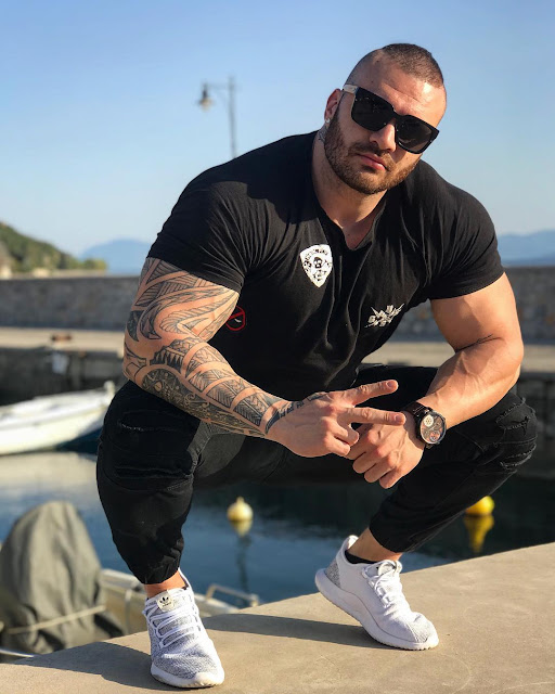 Greek muscle hunk Nikolas Michaloglou - Worldwide Body Builders