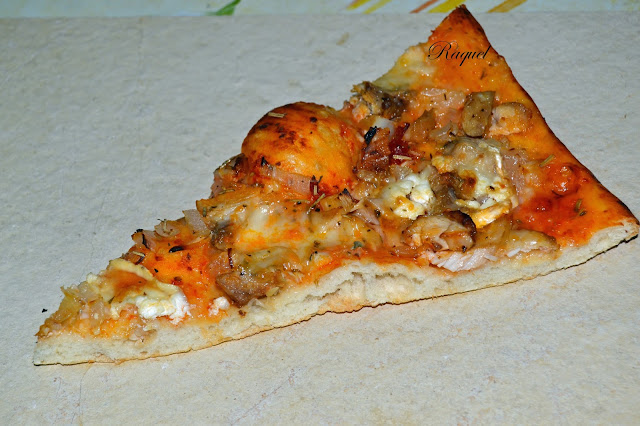 Pizza con pollo rustido con canela