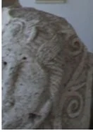 Apărătoarea de lângă stâlpul cu platoșă, în Muzeul de la Adamclisi