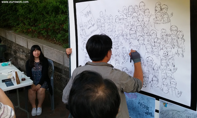 Coreano dibujando caricatura de chica coreana