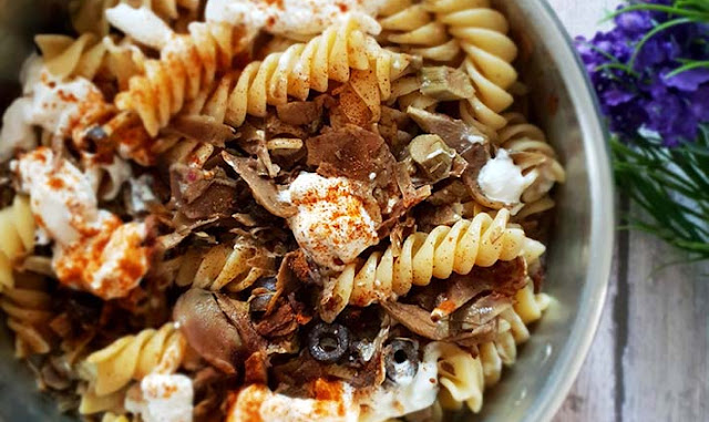 Fusilloni con olive nere al forno, carciofi e burrata Fusilloni con olive nere al forno, carciofi e burrata