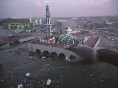 Foto Gelombang Tsunami Menghantam Masjid di Palu Sulawesi Tahun 2018 
