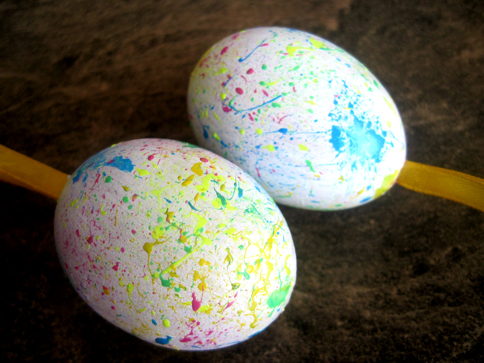http://mixofdiy.blogspot.com/2014/04/splatter-eggs.html