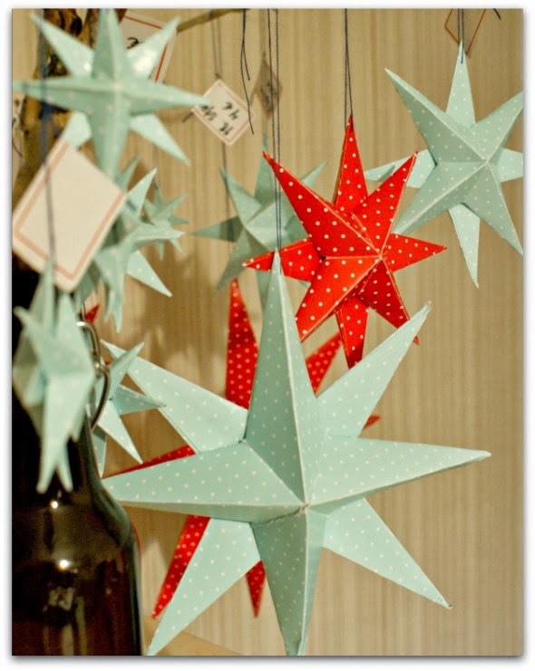 Vika stjärnor av papper enkelt julpyssel